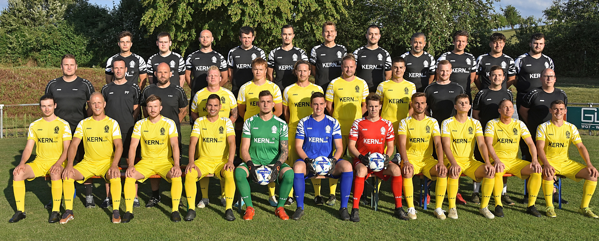 Das Mannschaftsfoto der SKG Erbstetten zeigt die Fußballmannschaft in ihren Vereinsfarben, posierend für ein Gruppenbild. Die Spieler stehen und sitzen in Reihen, typischerweise auf dem Vereinsgelände oder vor einer neutralen Kulisse.