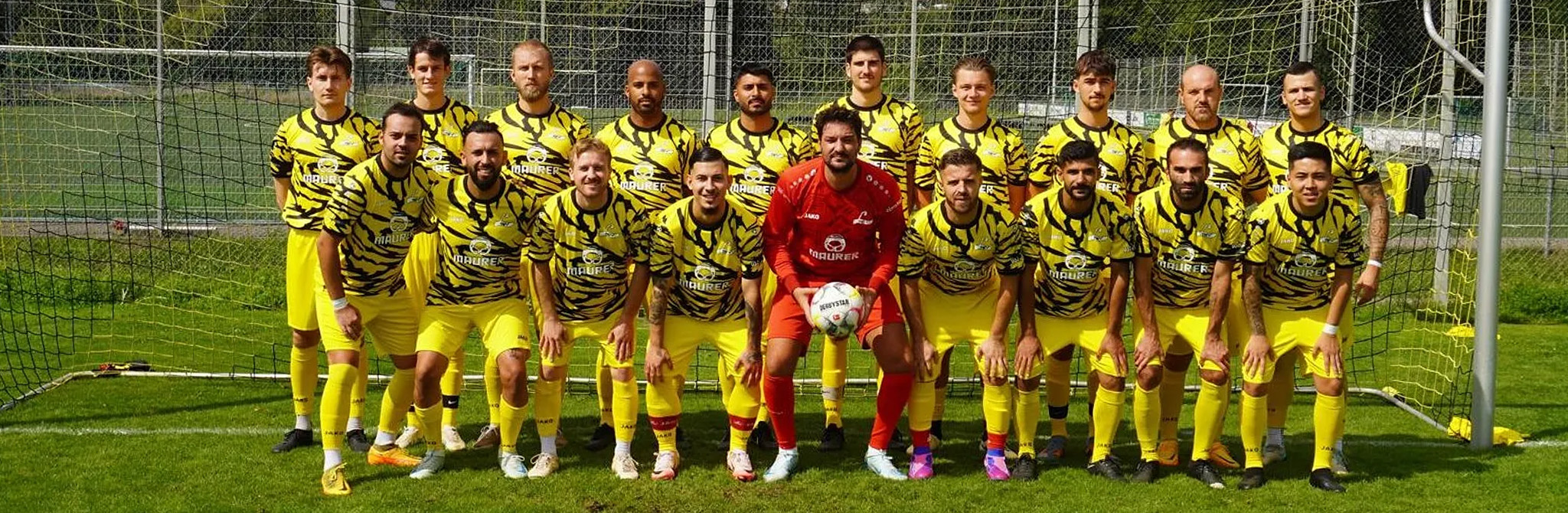 Das Mannschaftsfoto des TSV Leutenbach zeigt die Fußballmannschaft in ihren Vereinsfarben, posierend für ein Gruppenbild. Die Spieler stehen und sitzen in Reihen, typischerweise auf dem Vereinsgelände oder vor einer neutralen Kulisse.