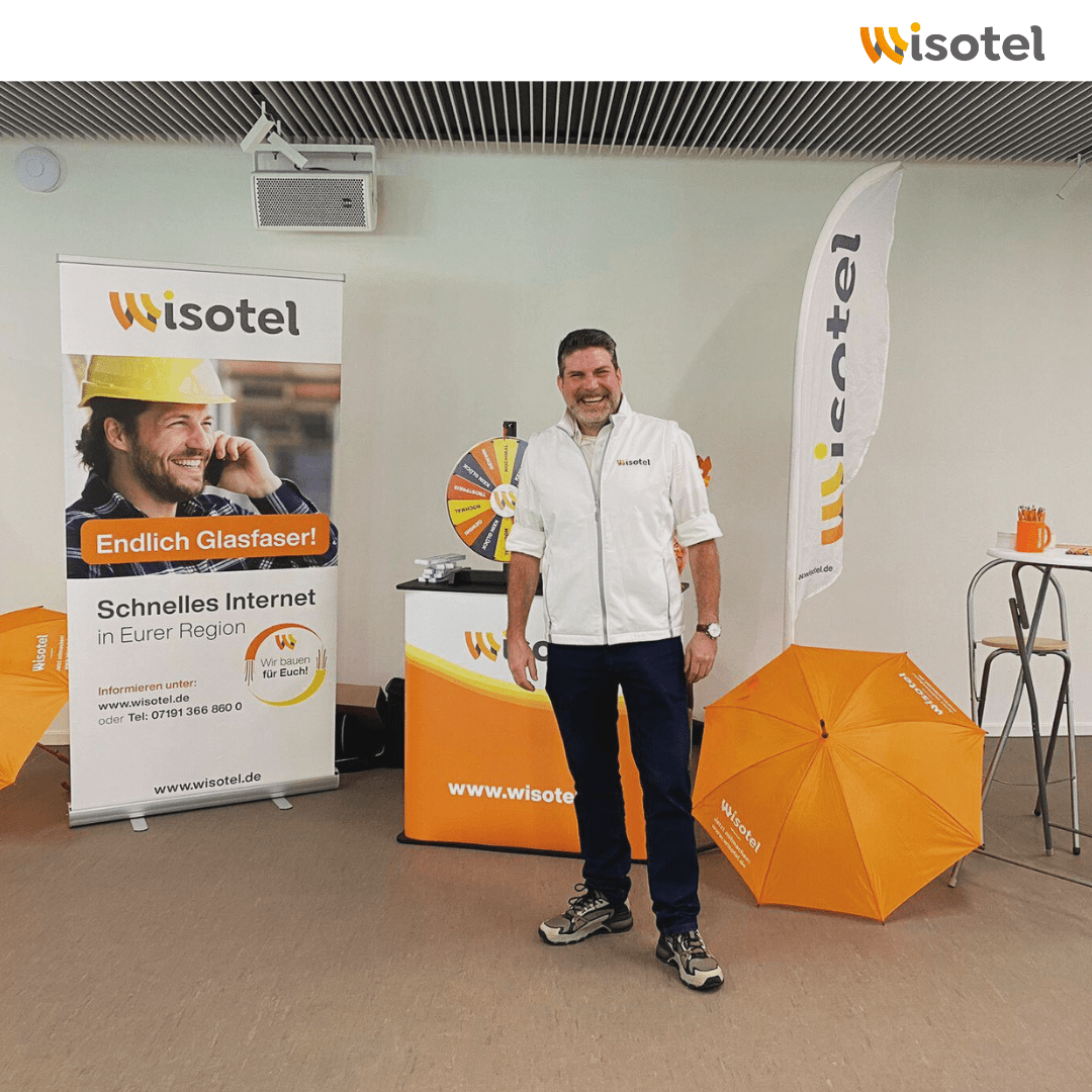 wisotel-Stand auf regionaler Veranstaltung mit Besuchern im Gespräch