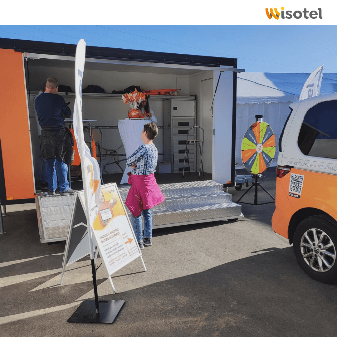 Teammitglieder von wisotel präsentieren Dienstleistungen auf Messe