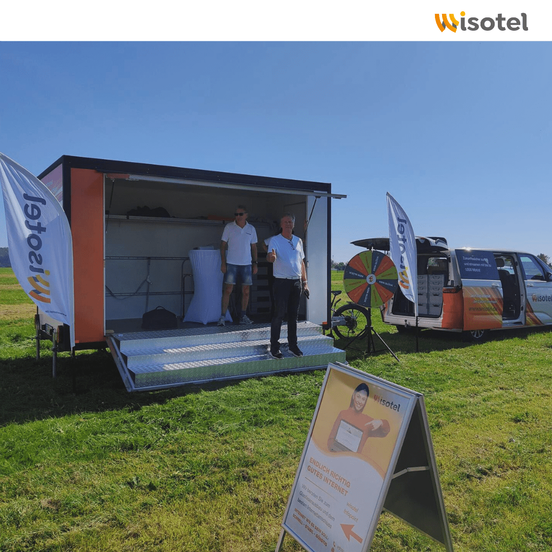 wisotel-Mitarbeiter erläutern Glasfaserlösungen auf lokaler Messe